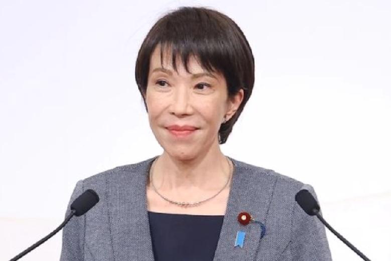 昨晚，高市兴奋地写道:“2月1日，日本从南鸟岛专属经济区海底打捞出含有稀土元素的