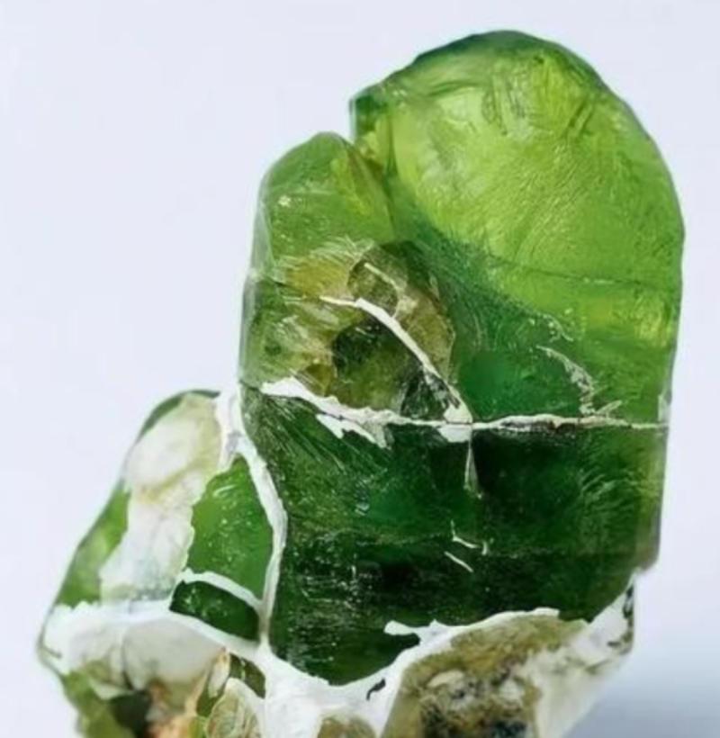 “你说上交就上交？”2002年天津一男子花了10年，捡了600多块蛟河橄榄石，专