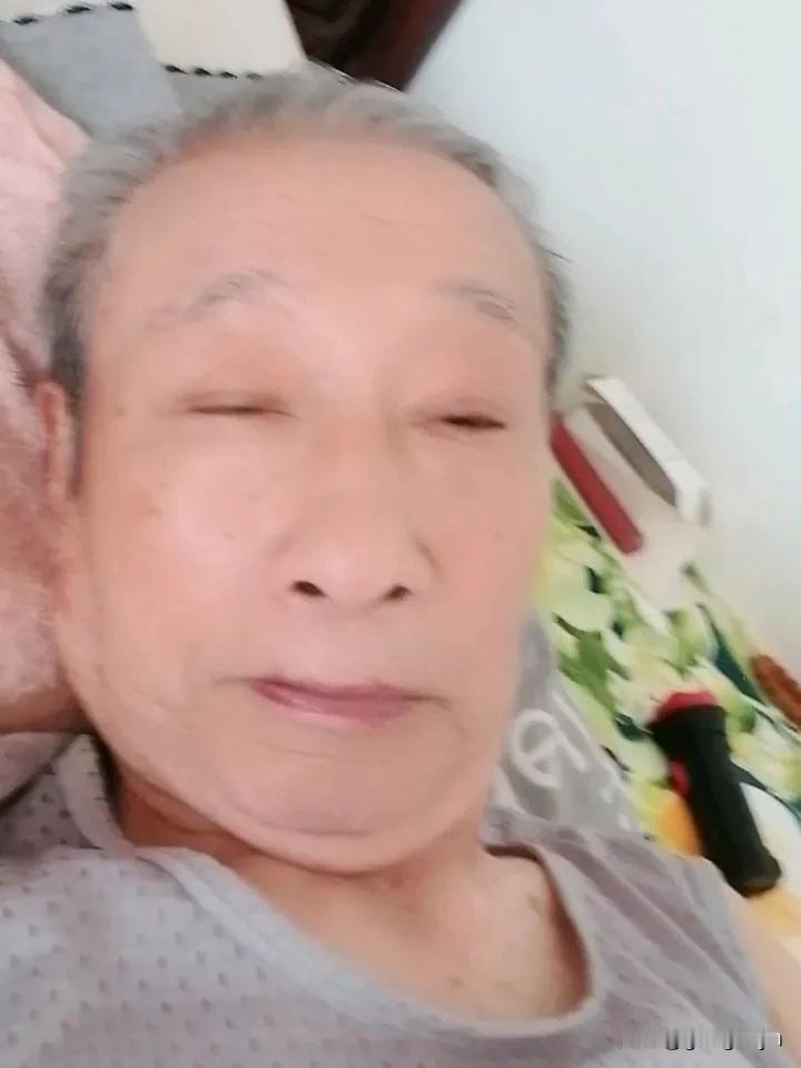 年老多苦难，失眠混身难受，早起想作饭，手拿东西往厨房走，忽然头晕幌了几下腿一软跌