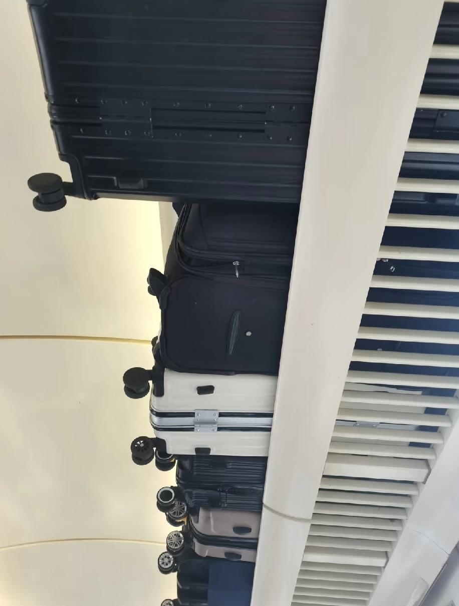 坐火车的时候发现个事儿，火车上的行李架咋就不能设计得长一点呢？现在的行李架尺寸根