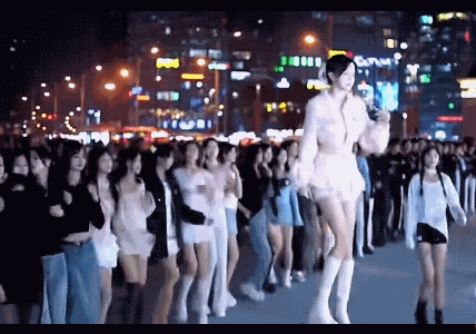 高分贝音乐长期刺激，对周边居民身心健康造成不良影响，像这样全由美女上阵的广场舞，