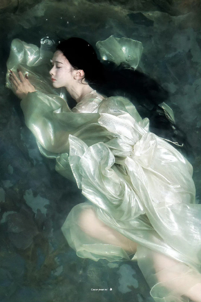 月鳞绮纪 《月鳞绮纪》官宣定档4月1日，终于要见到陈都灵饰演的雾妄言了，共赴绮幻