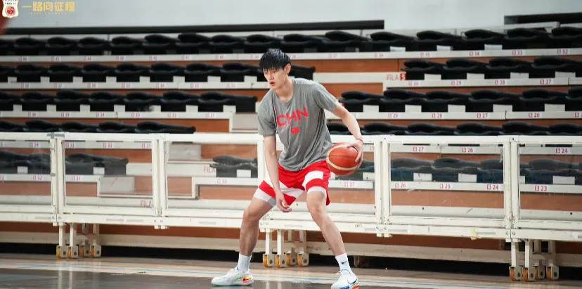 快报快报，中国男篮调整阵容了
曾凡博贺西宁余嘉豪离开中国男篮，现在中国男篮还需可