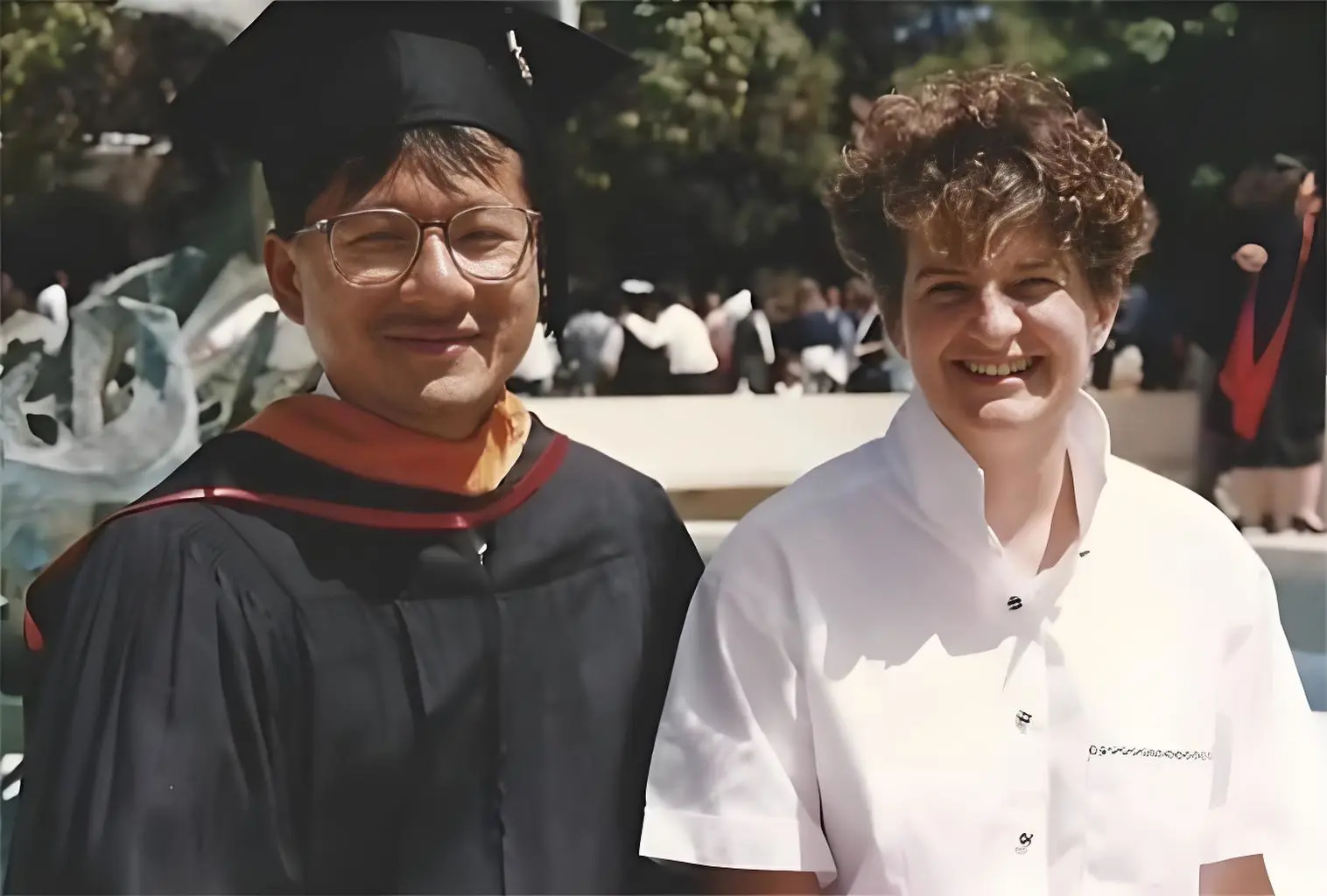 黄仁勋谈到恋爱经历，他说为了追求他的妻子他想了一个绝佳的搭讪话术，于是...