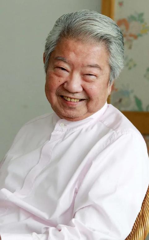 1993年，黄家驹在日本摔伤去世，蔡澜前往为他操办葬礼，记者问蔡澜:“你与黄家驹