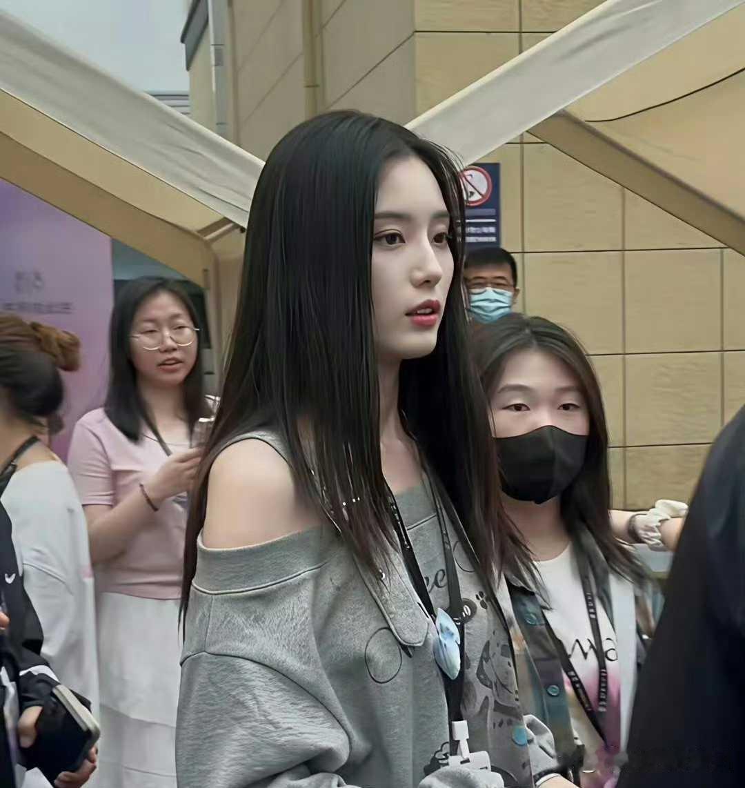 徐艺洋真的和小说女主一样 ，家境殷实，长相漂亮 