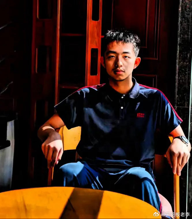 负责出2026年高考数学1卷的老师，估计后槽牙都要咬碎了。他想破脑袋，也没想明白