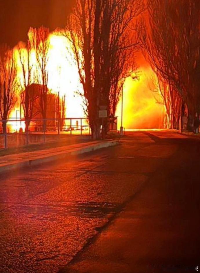 据媒体报道，日前俄军瘫痪了敖德萨州切尔诺莫尔斯克市的“海上枢纽”。

当地社交媒