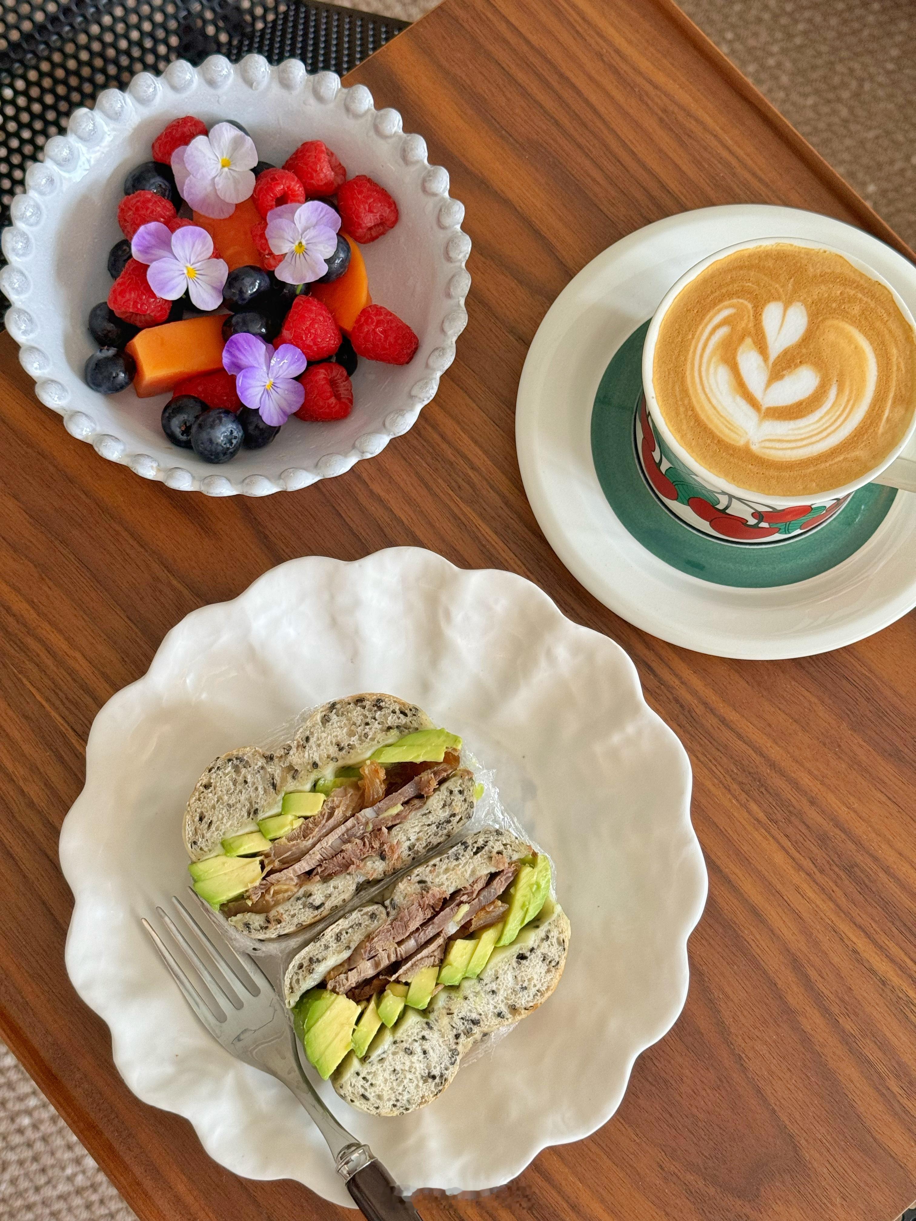黑紫色系的早餐🥣紫甘蓝黄瓜汁有点一言难尽[嘻嘻] ​​​