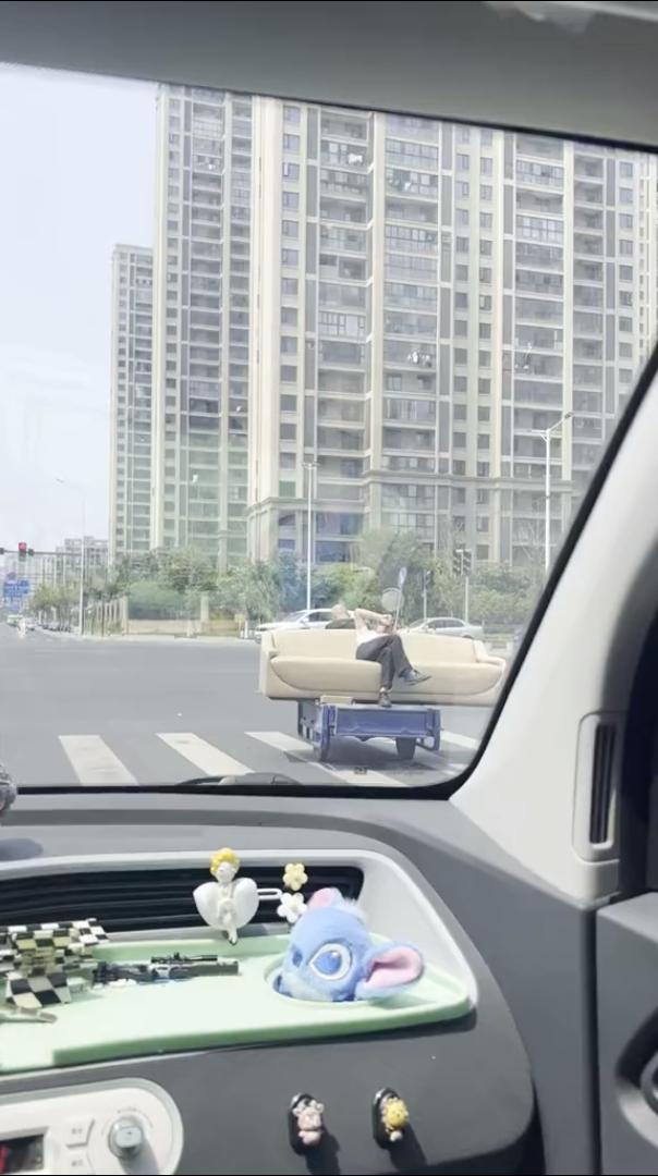 此时此刻配上一杯红酒就更好了[大笑]