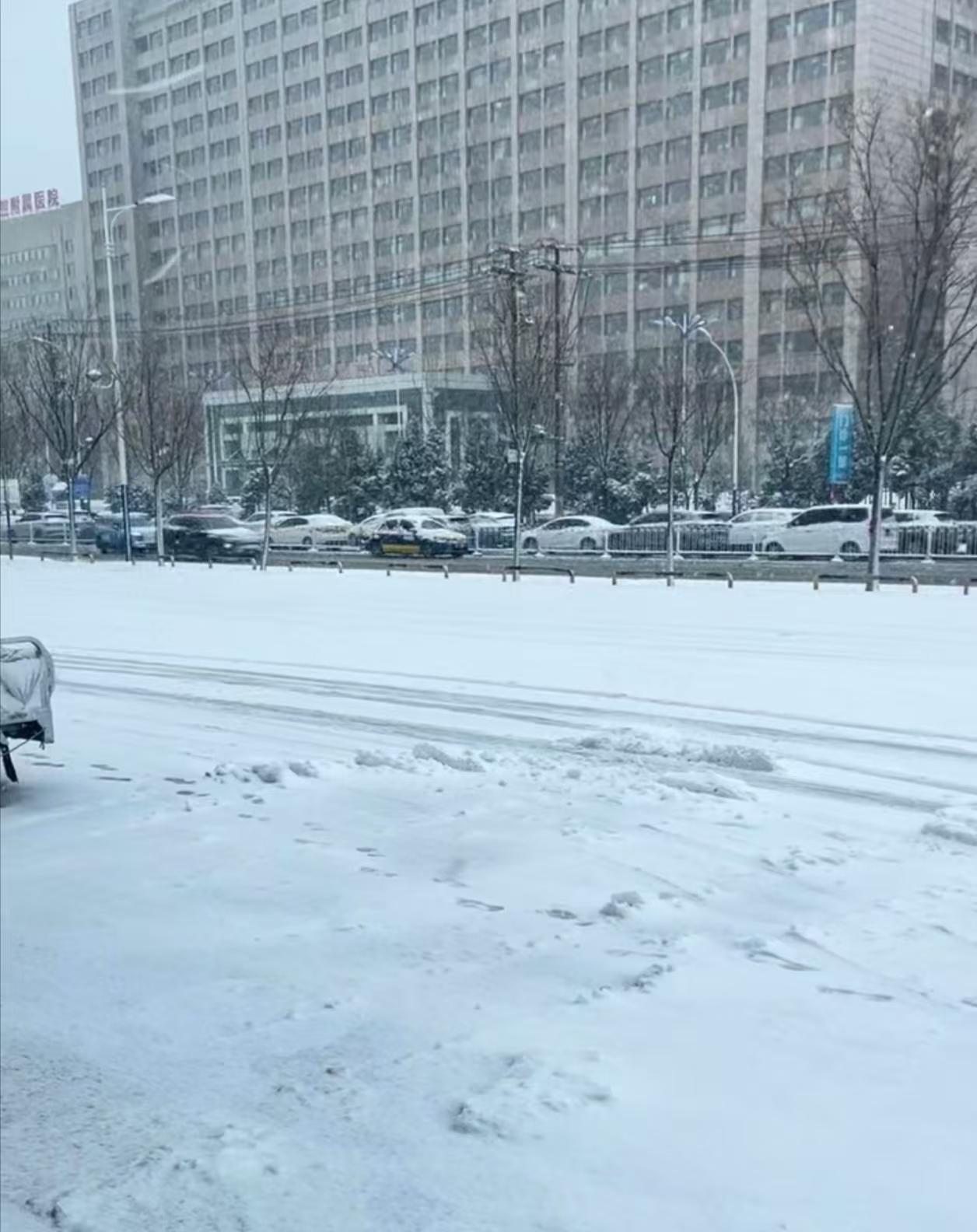 我们小的时候下雪都是拿着扫雪、铁锨去上学！