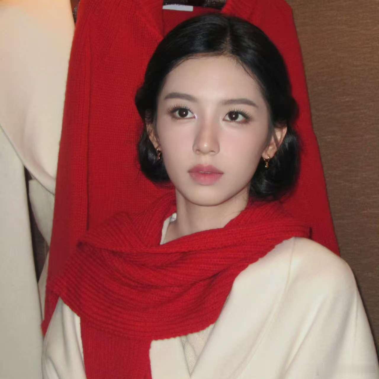 周也红白穿搭周也红围巾写真周也红白穿搭，好美啊，