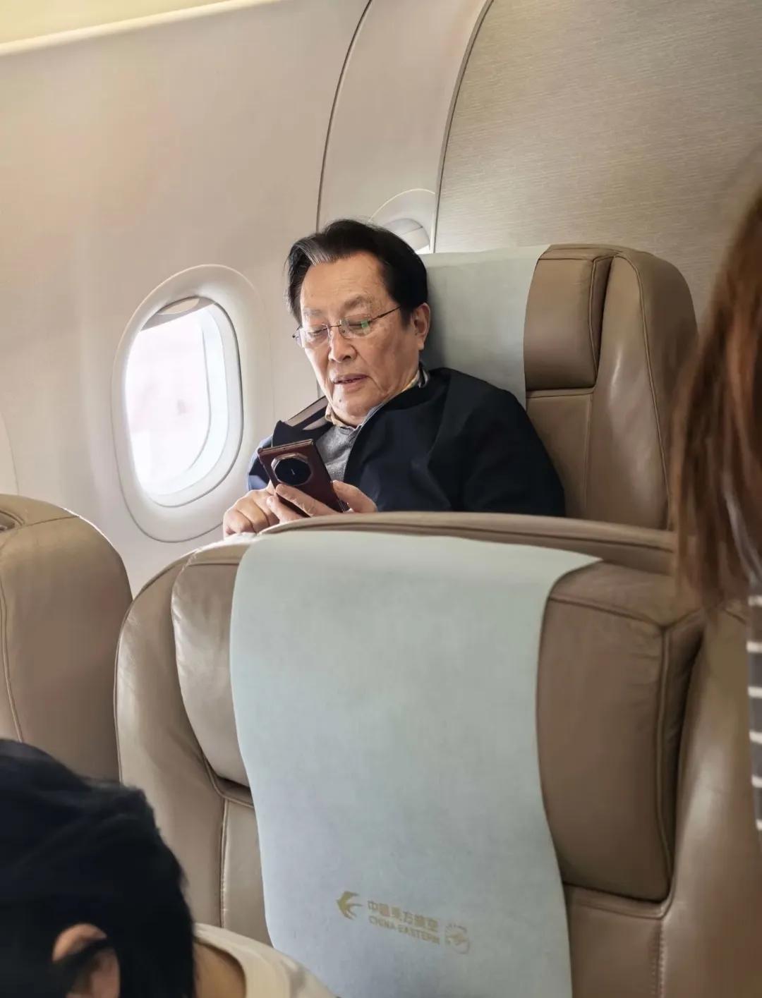 网友飞机上偶遇唐国强老师，没想到70多数了，还是精神矍铄，风采依旧不减当年！