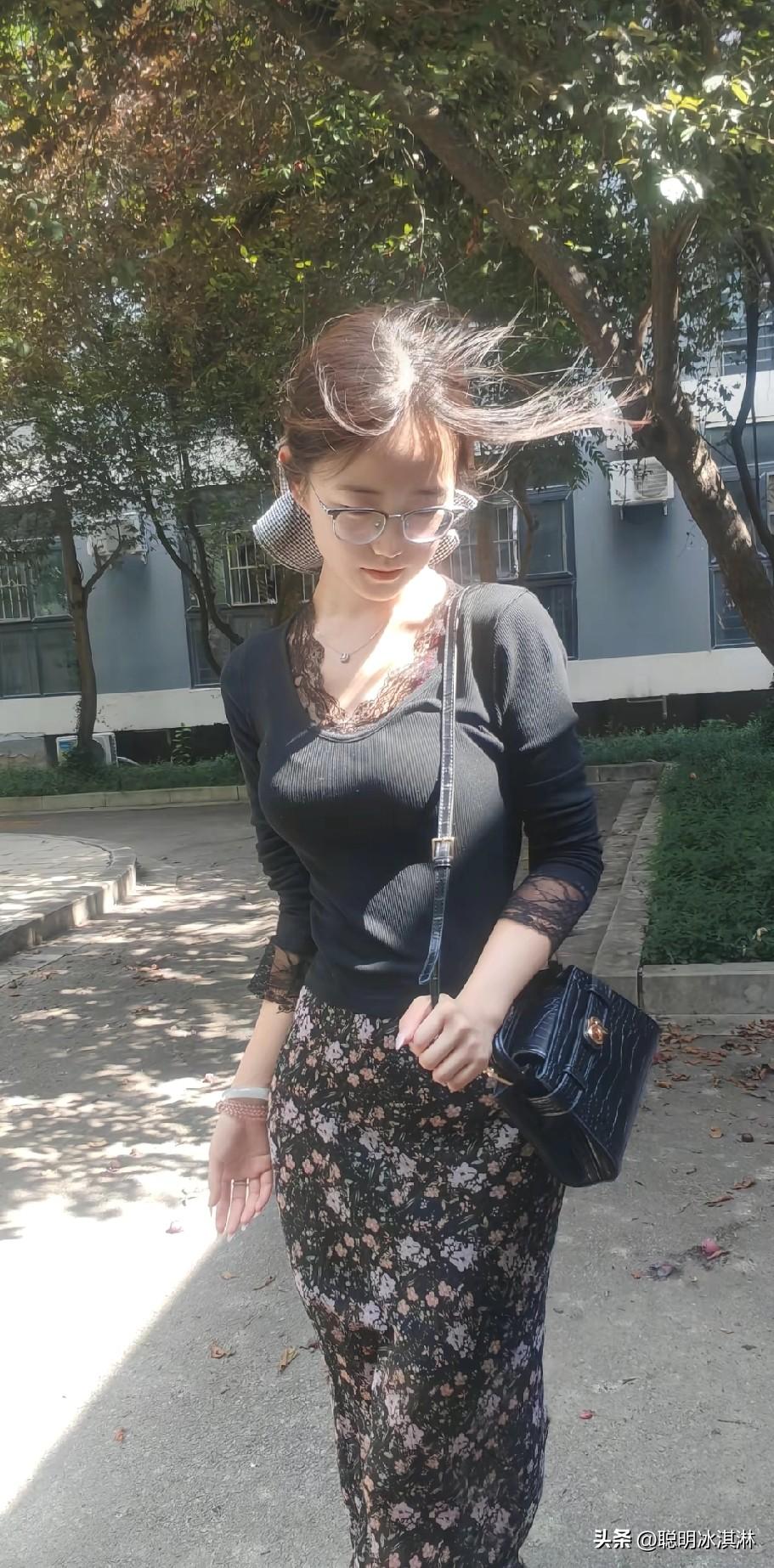 优雅黑裙与印花长裙的完美结合，搭配复古眼镜，尽显都市女性魅力！