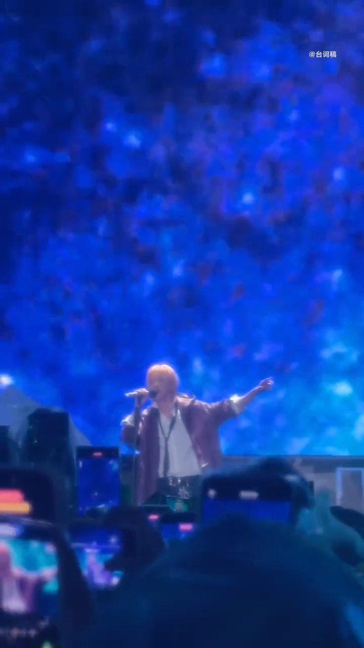 徐明浩音乐号召力太强了 压轴时刻绿海成浪，三万人齐声高喊他的名字。门票秒空不是奇