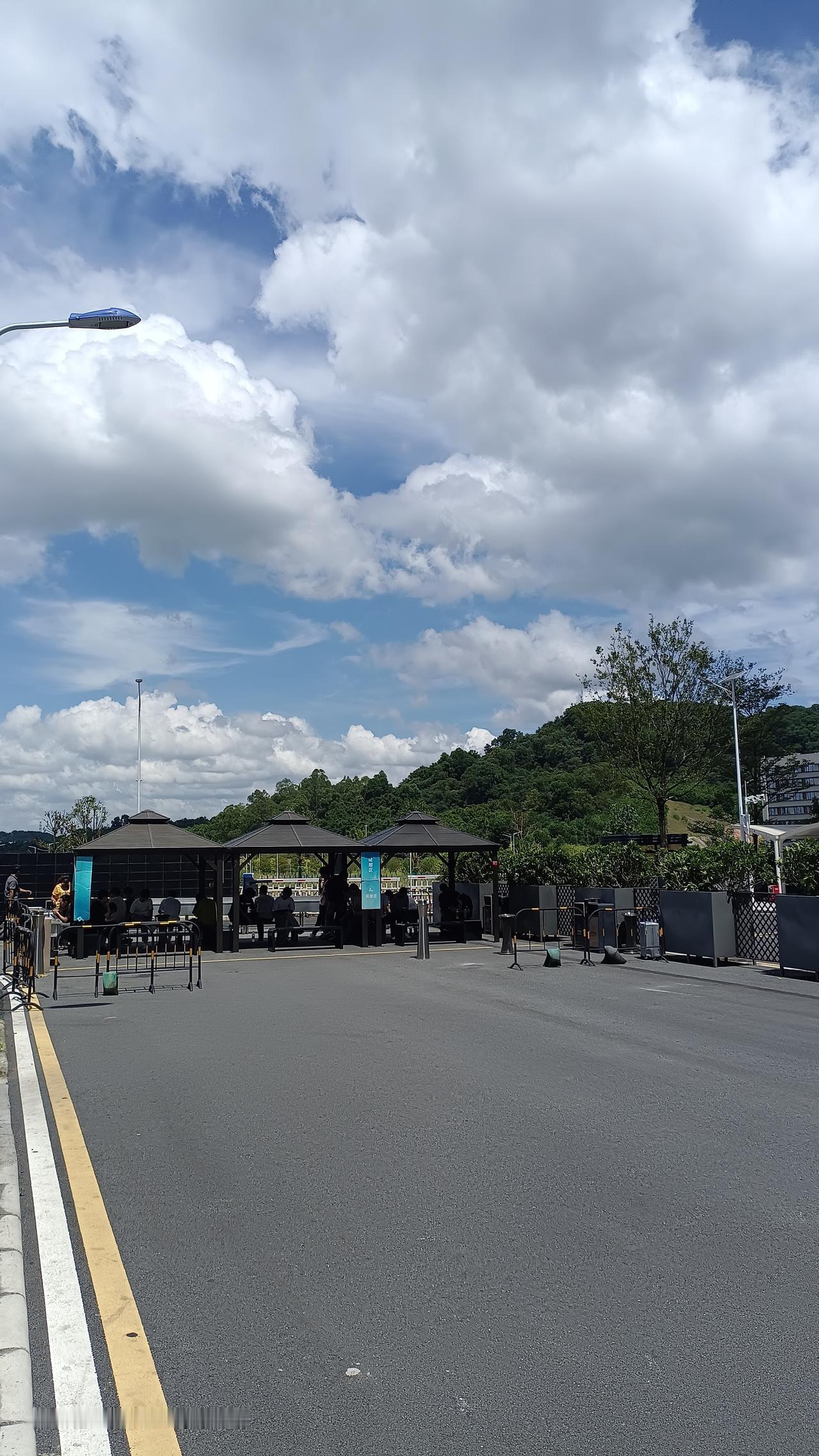 在广州知识城某厂 车间忙活了一上午总算出来透透气，今天的天气还不错。有阳光有白云