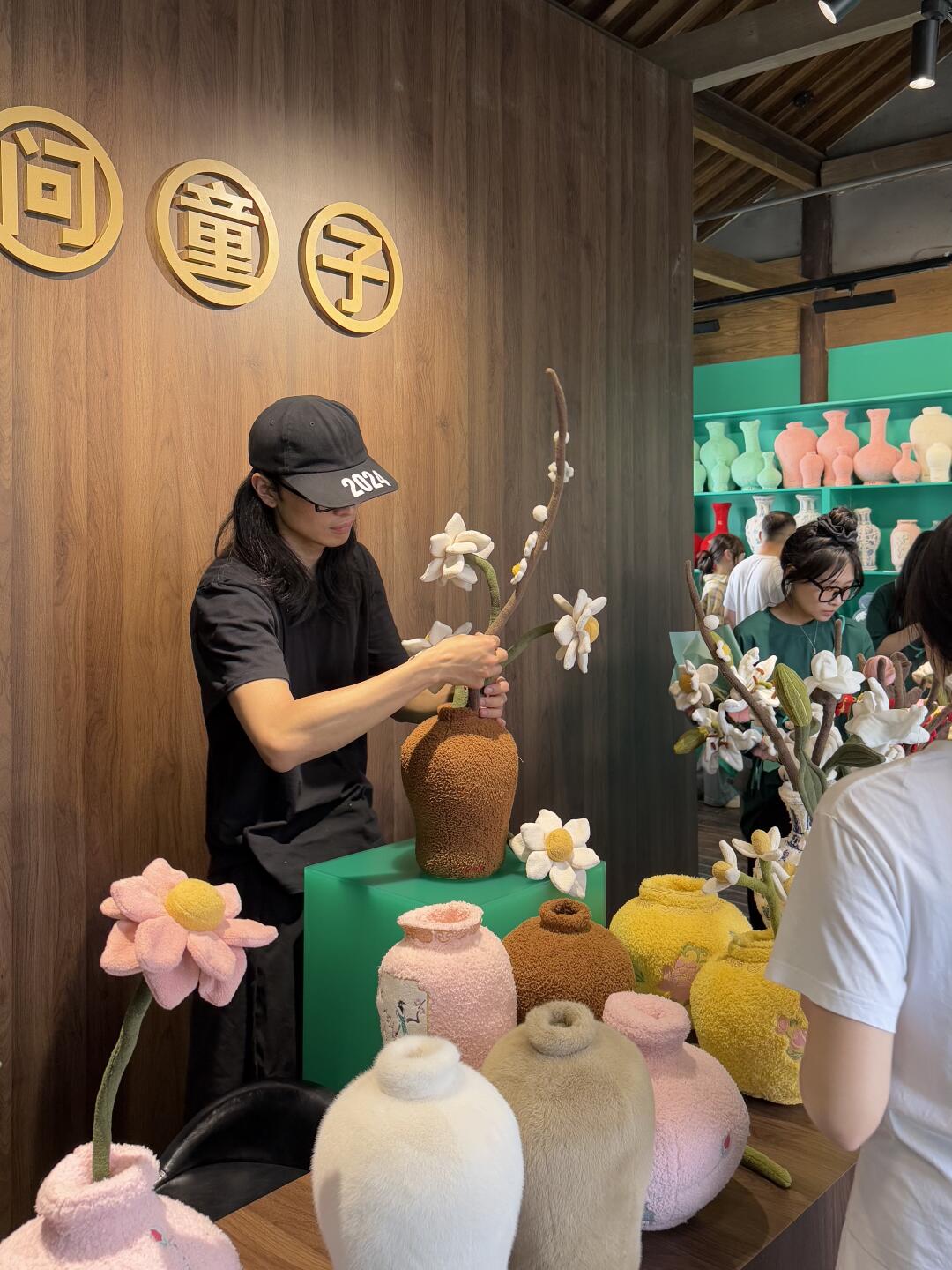 西湖边春日主题快闪上新！！毛茸瓷器也可爱了