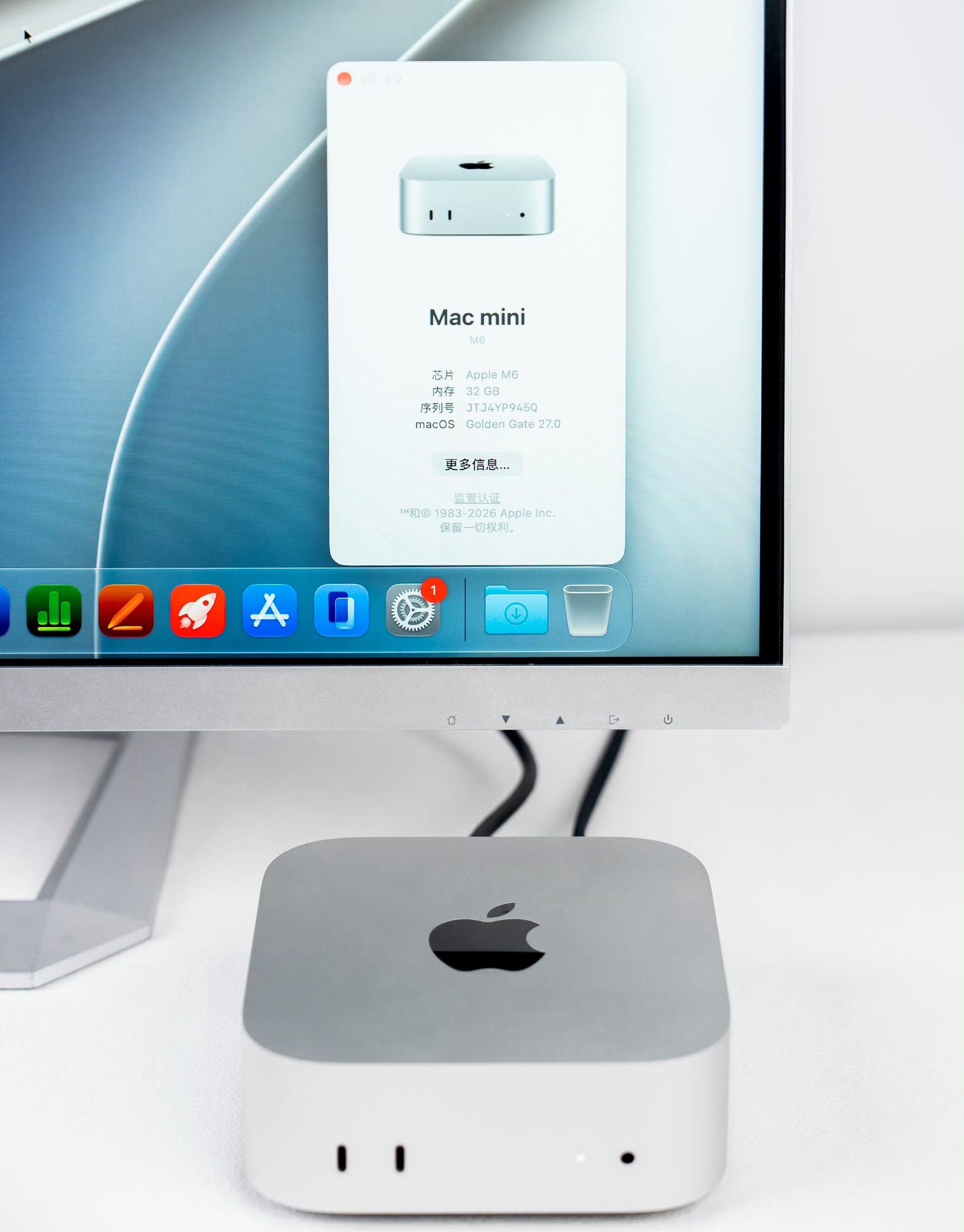 M6 Mac mini 用了一段时间，平时就这么摆在桌上，用来剪片等工作小小一块