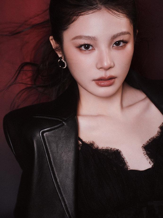 姚晓棠这可是你的亲头发今晚在南京演唱会搞出大动静，自己当tony剪头发，太有创意