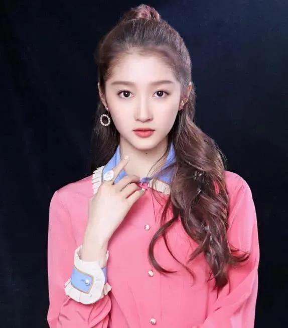 关晓彤是一位备受瞩目的演员，她凭借出色的演技和迷人的外貌，成为了很多人心中的偶像