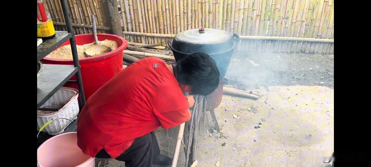 按理说，啤酒婶有儿子相伴，不缺美味佳肴，作息规律，也变得勤快了，可总感觉缺了点什