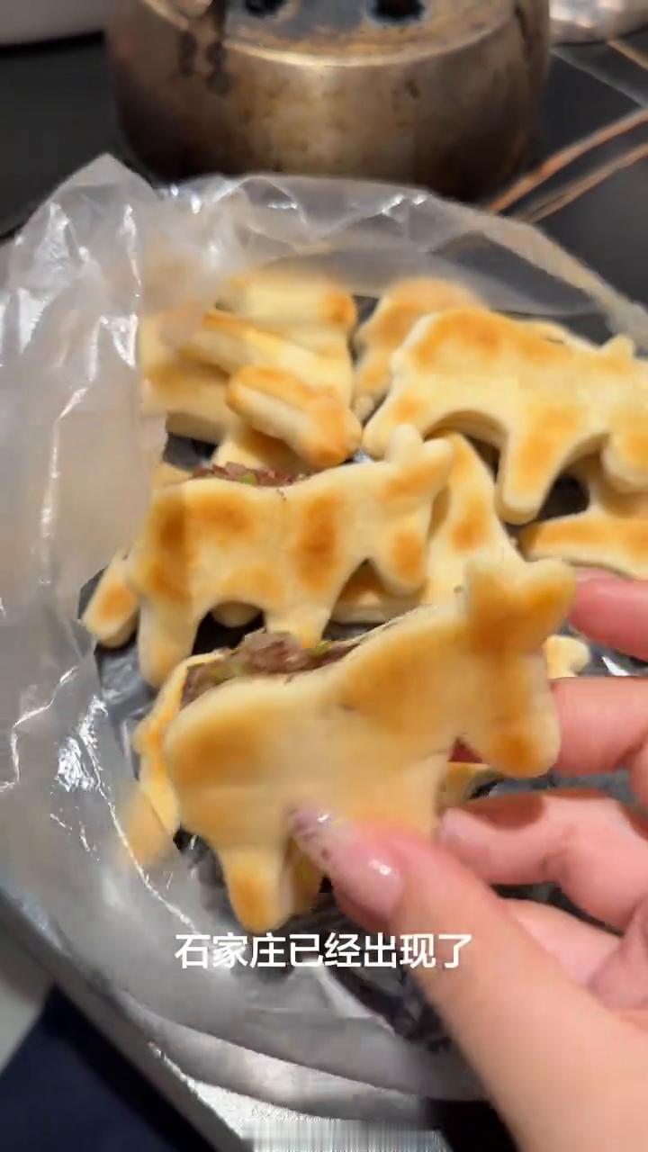 沧州和保定还在争论驴肉火烧是圆的还是方的时候，石家庄已经出现了最正宗的驴肉火烧，