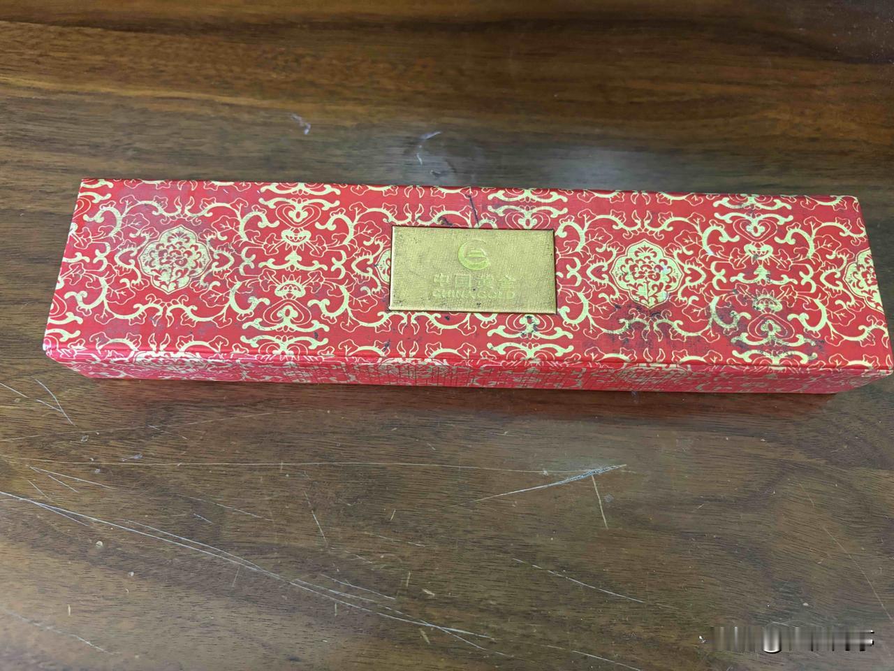 国庆时LG回了老家一趟，我因有事便呆在深圳。他回来了，给我一个长条盒子，说是公公