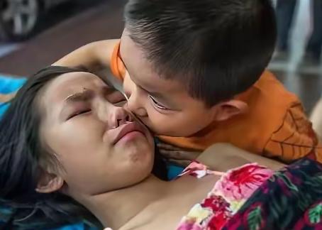 2017年，一个7岁的小男孩独自把11岁的姐姐推到医院。医生问他父母在哪，孩子低