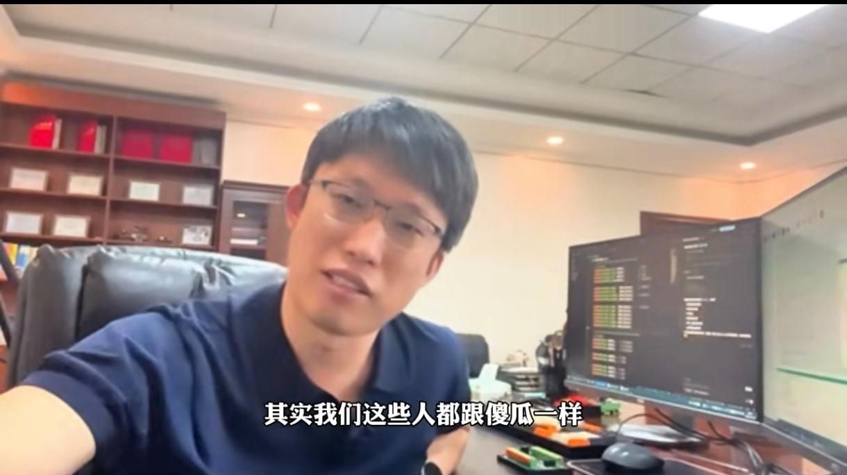 在山东青岛创业的理工男张彦欣被骗子骗了后，他竟然抓住骗子的漏洞，成功让骗子主动把