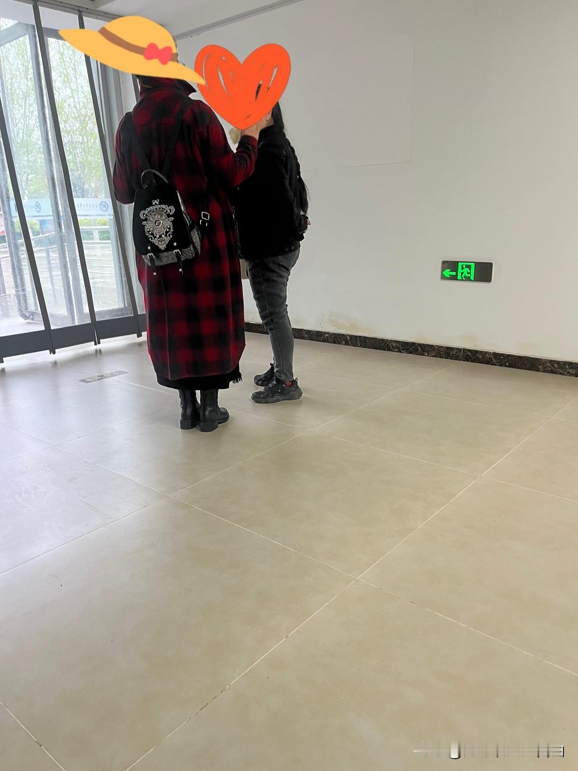 嫁给妈宝男别样的幸福！

一起等雨停。
两个老年大学的同学在旁边聊天。

听来了