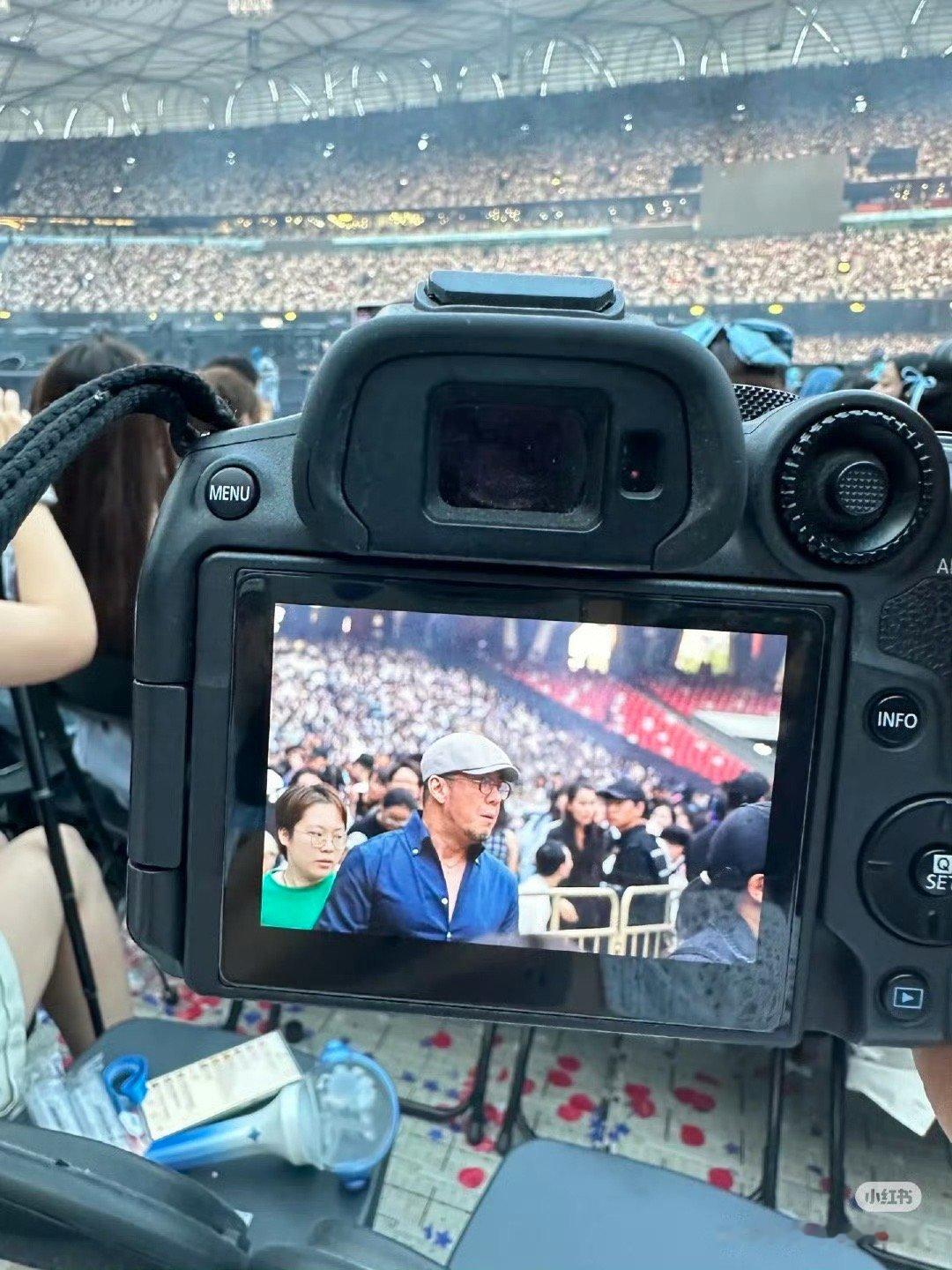 杨坤去了张杰演唱会 谁懂啊！杨坤突然空降张杰演唱会，还合唱《无所谓》！沙哑烟嗓撞