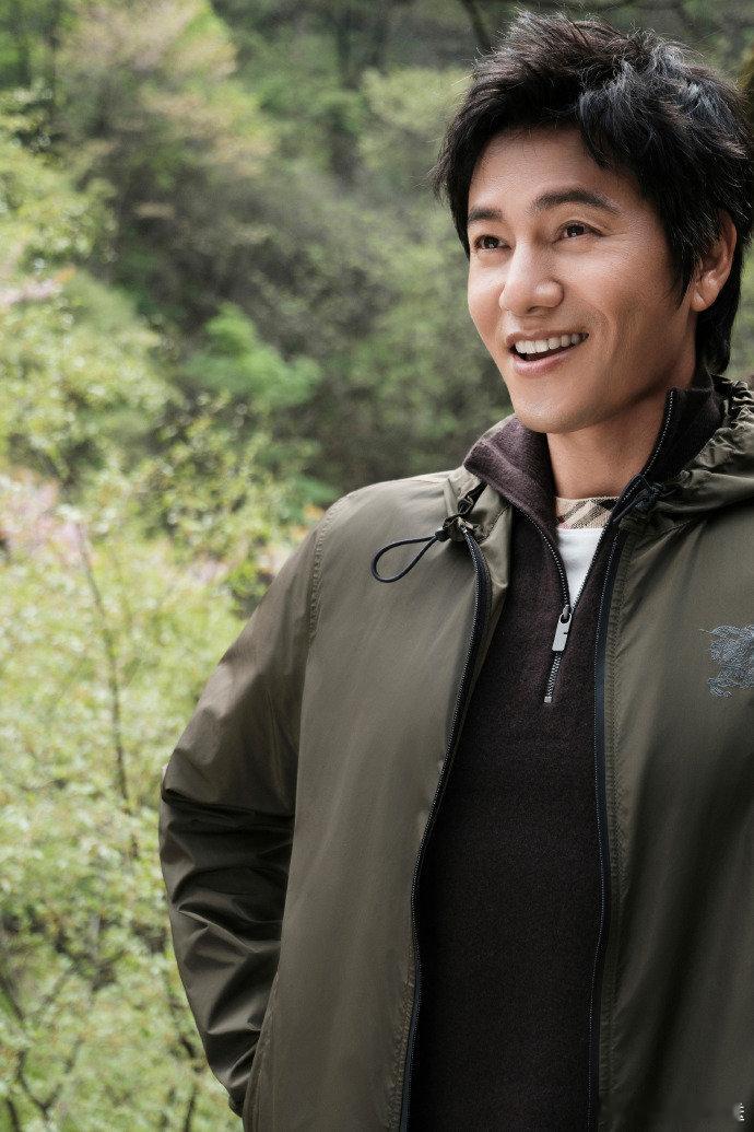 陈坤和无穷小亮的日常 结伴畅游秦岭，解锁不一样的户外日常。众人登高驻足，一同了解