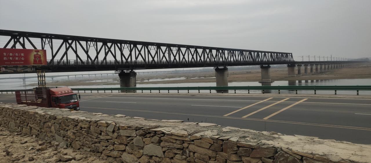 汉江两岸民声怨，近在咫尺难谋面。
湖北省谷城县至湖北省襄阳市的省级国道约60公里