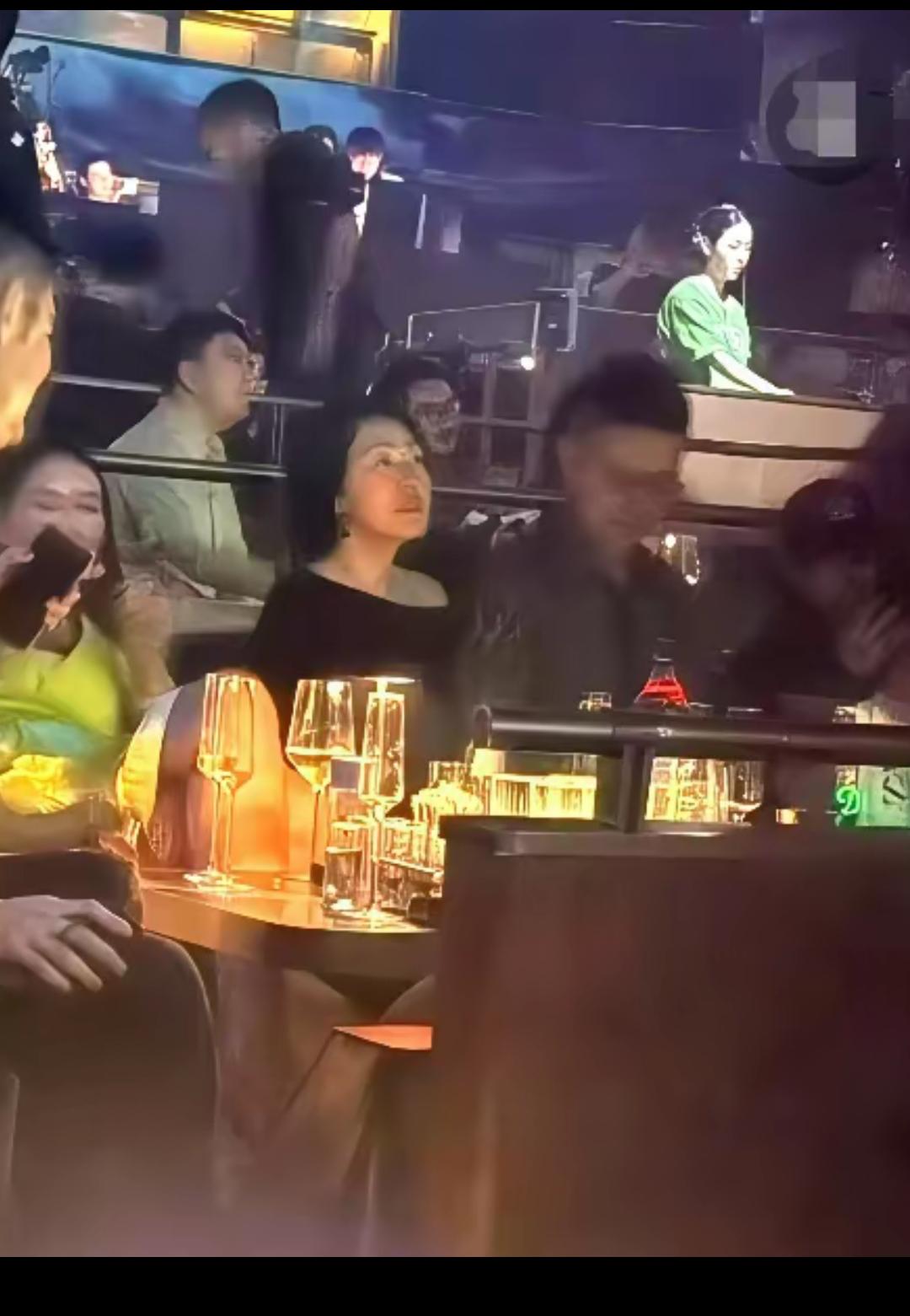 小S带着全家还有老母亲黄春梅来上海了，在上海的一个酒吧里面喝酒，看演出，一家人玩