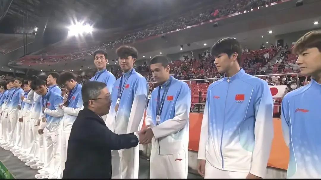 别人庆祝欢呼，他总是一脸沉静。依木兰为什么很少笑？
 
依木兰·买买提，2005