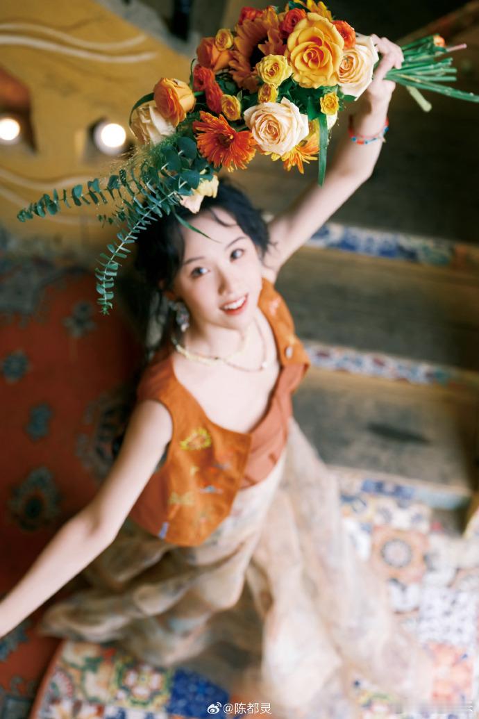 陈都灵抱小羊 陈都灵生日照色彩 陈都灵生日照好灵动呀，橘色系造型抱小羊，可可爱爱