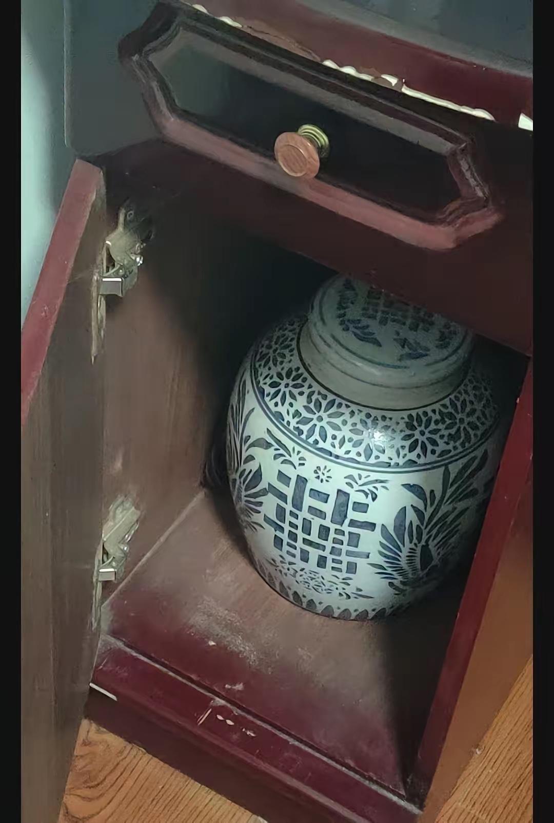 收拾老房子翻出一个青花瓷罐，双喜字缠枝花卉，二三十年了。我发家庭群里问，大伯马上