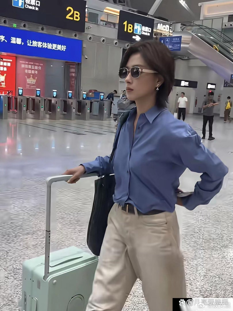万茜也太低调了，独自坐火车出行，身边没有助理陪同，这样接地气的明星真不多见。 ​