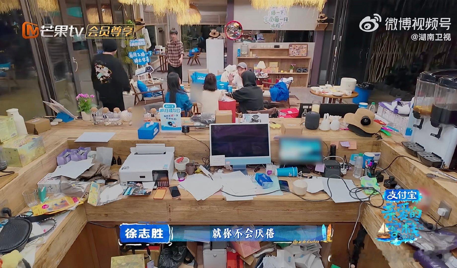 沈月自曝喜欢上综艺的原因亲爱的客栈久别之后再度相逢，熟悉的人温暖的氛围，让每一次