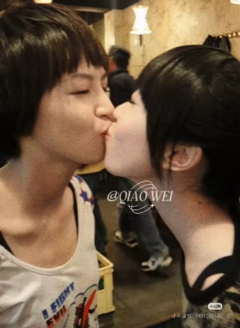 伴舞摇啊摇啊搂搂又抱抱，取向早已酒中泡！ 