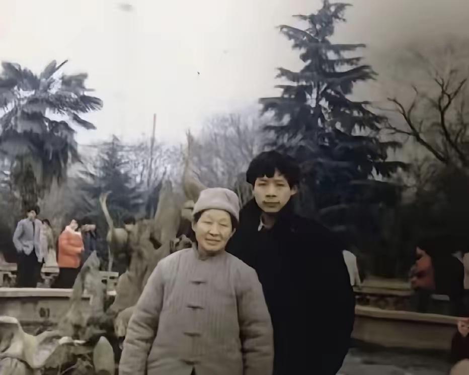 这是19岁的于东来，和母亲在家乡公园留下的一张珍贵老照片。

照片里，母亲淳朴善
