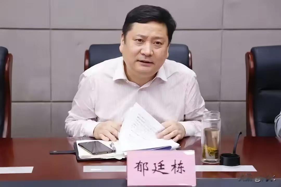 仗着身份和地位，把女员工当成酒桌上的玩物。
7月26日晚上，杭州滨江区某商场，建