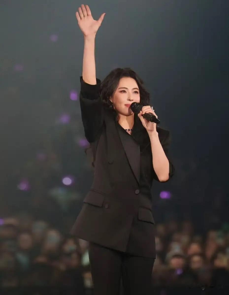 近日，张柏芝惊喜现身李昊红馆演唱会，一袭利落黑西装登台，合唱经典曲目《江湖再见》