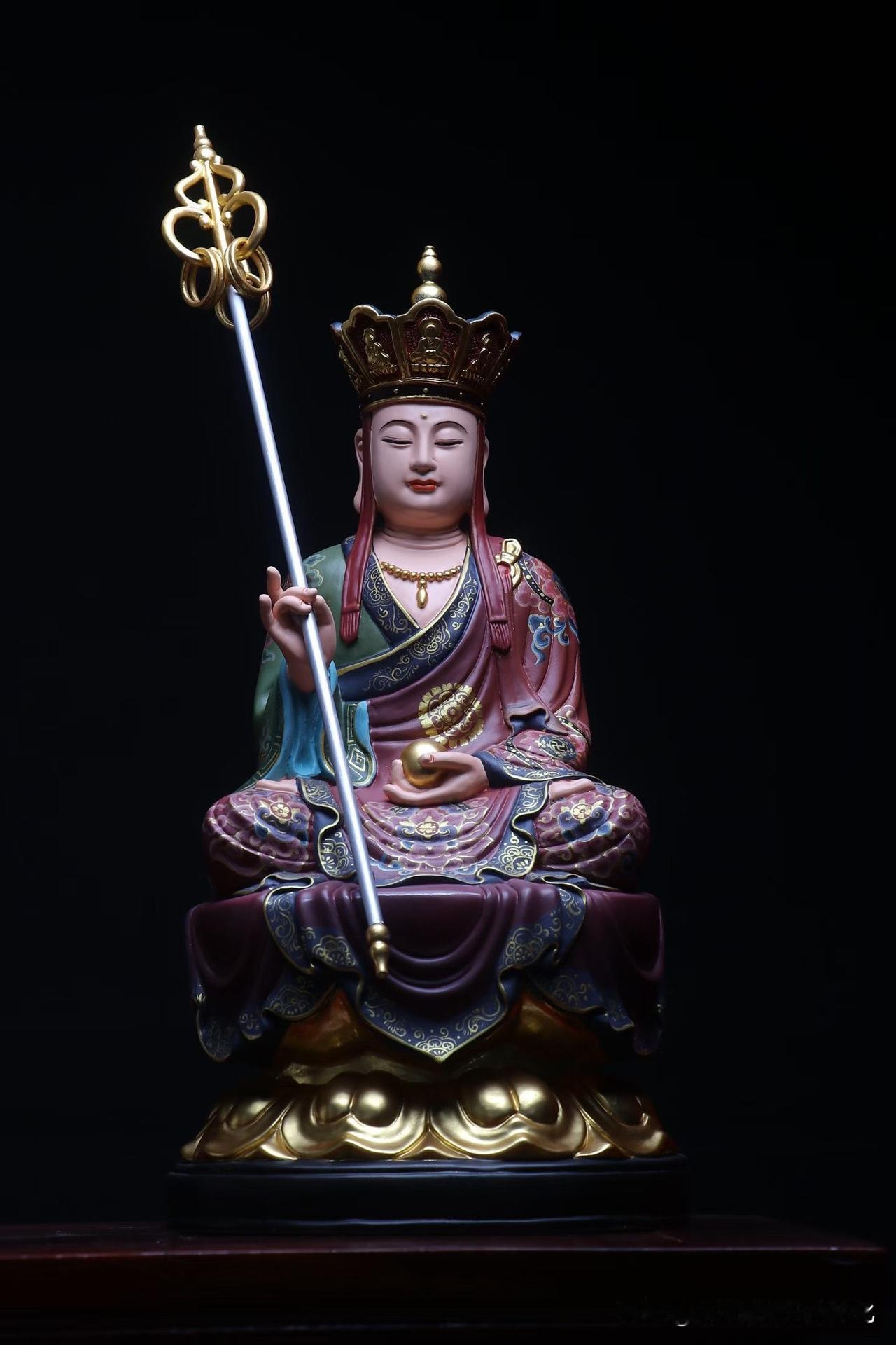 木雕的美，往往藏在细节里。

香樟木地藏端坐其中，宝冠庄严，袈裟层叠，锡杖与宝珠
