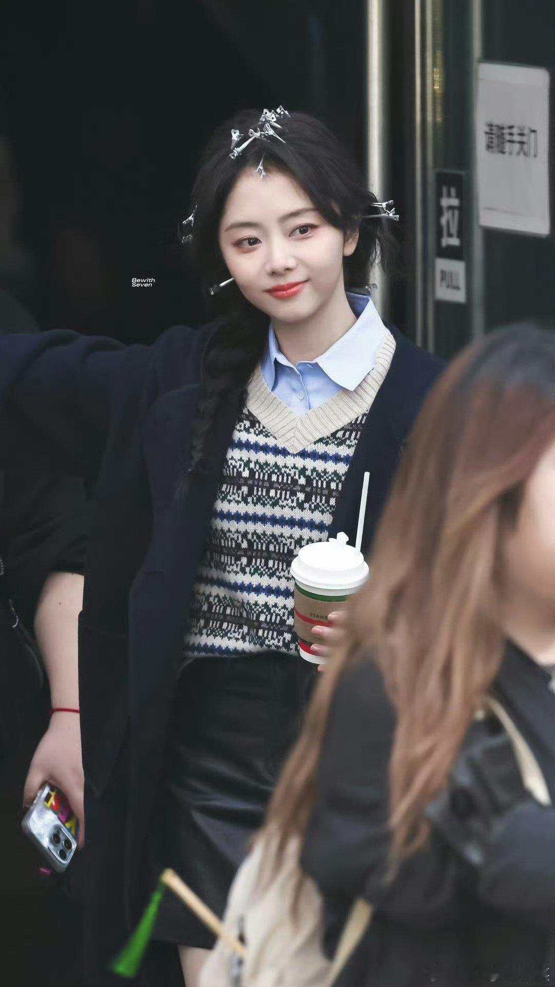 今日份快乐来源！晶晶上班造型超甜，侧马尾好戳 