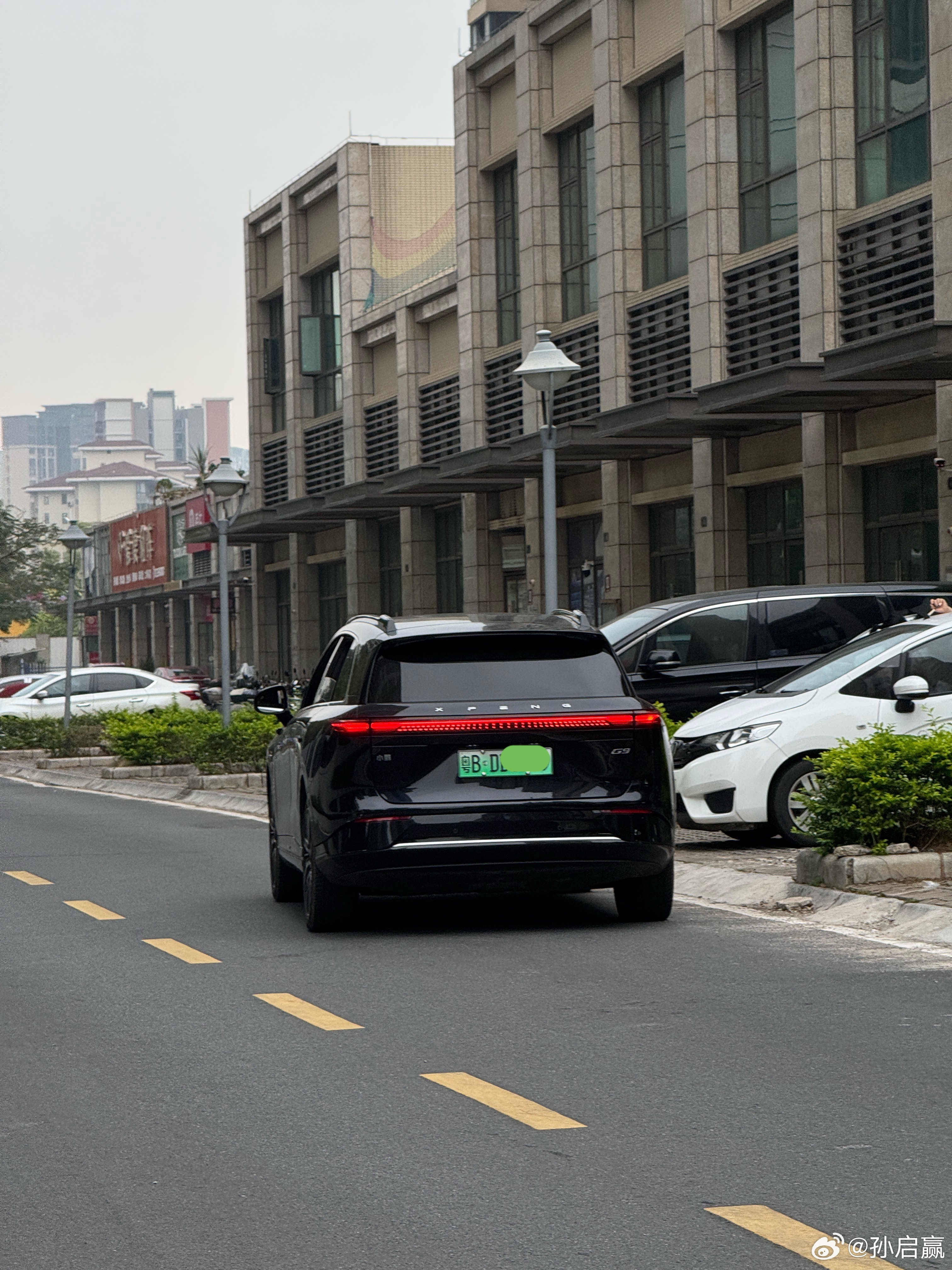 楼下这辆粤B的小鹏G9看到好几次了，基本可以断定常住中山，只不过上了深圳牌。说起