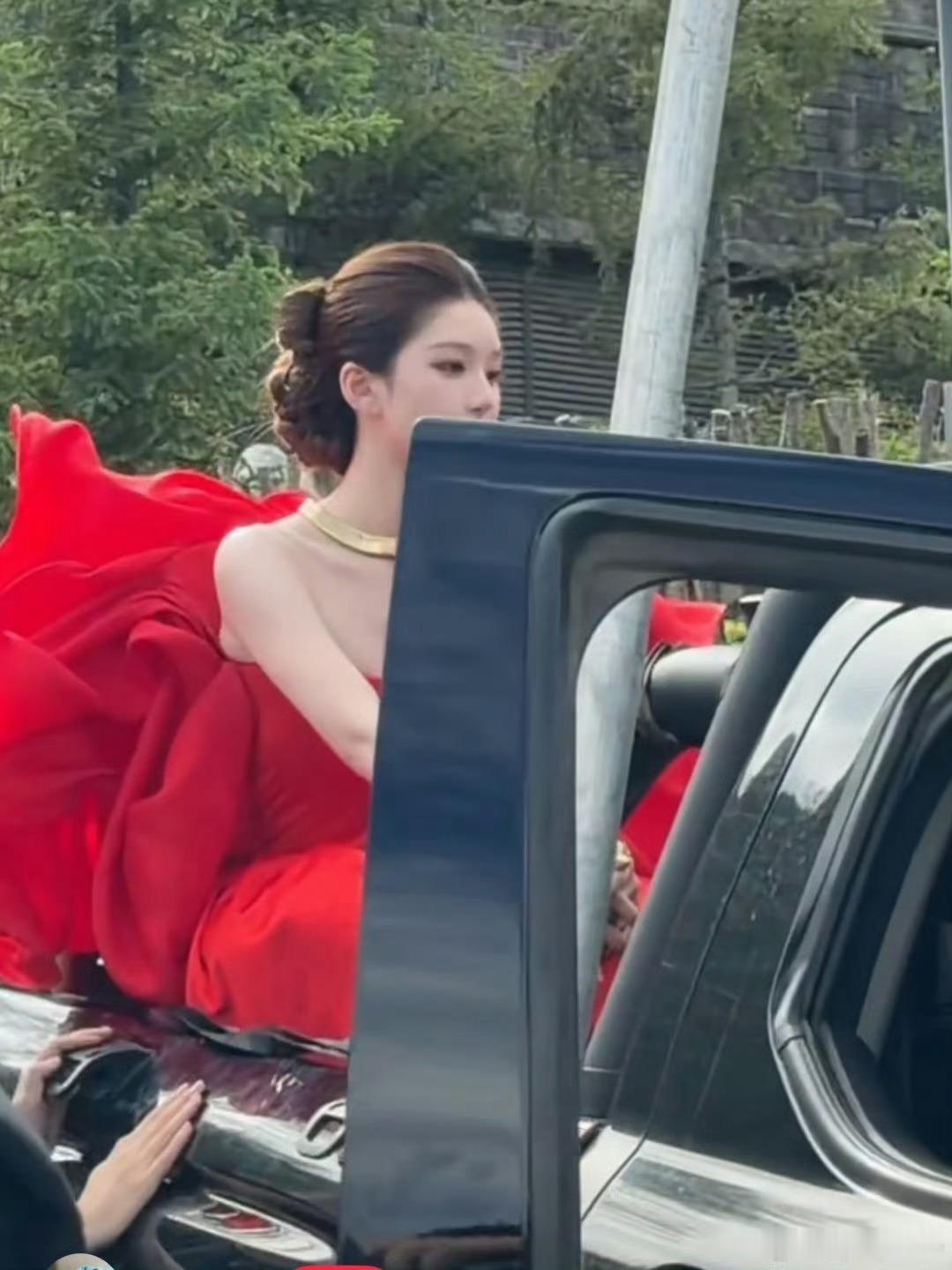 许我耀眼 现实版赵露思红裙造型真的梦回许妍了，闪闪发光的美丽和贵气，完全就是《许