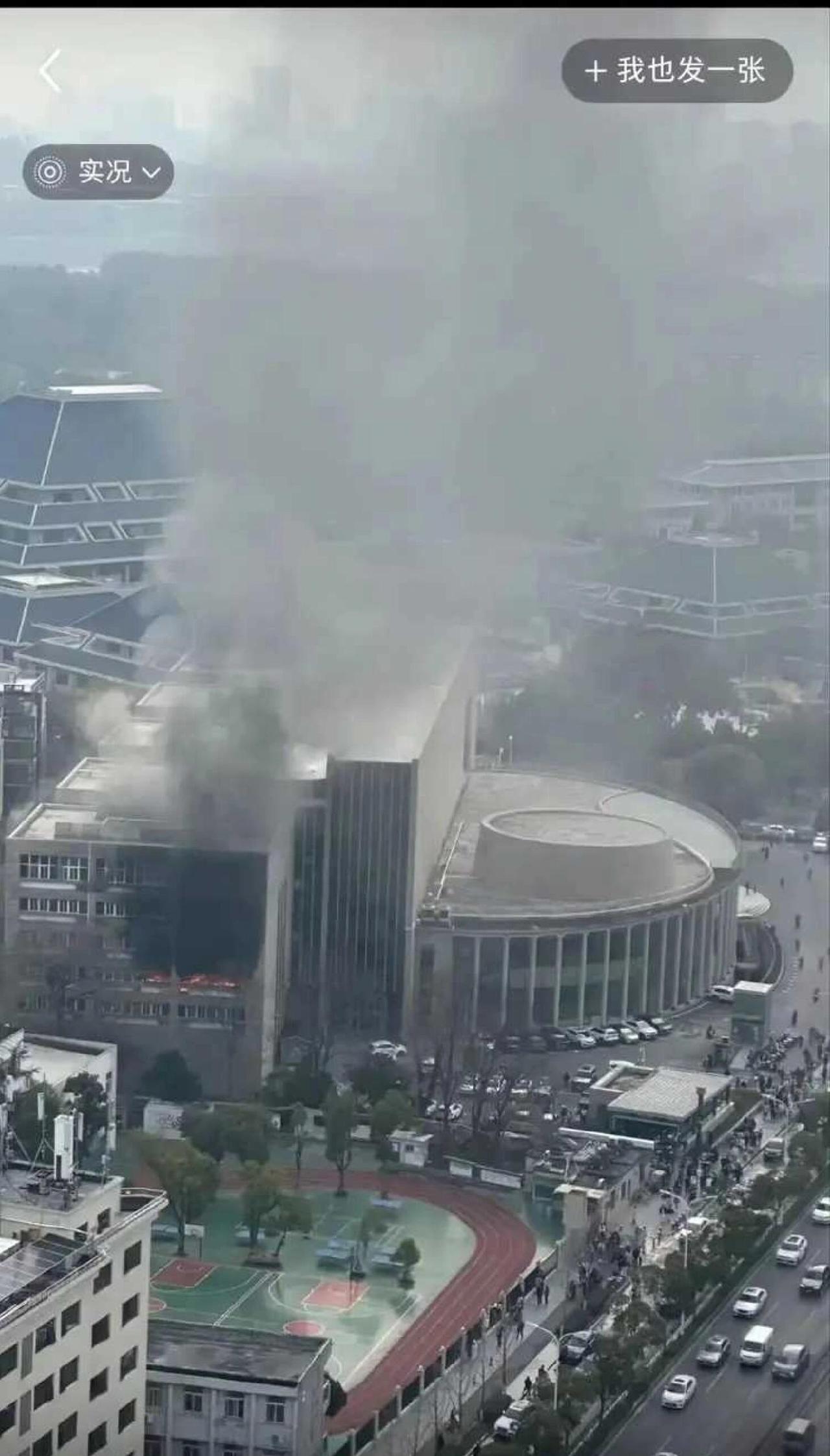 1月3号下午，武汉东湖边上突然冒起黑烟，不少人看见都吓一跳，赶紧拍视频——是湖北