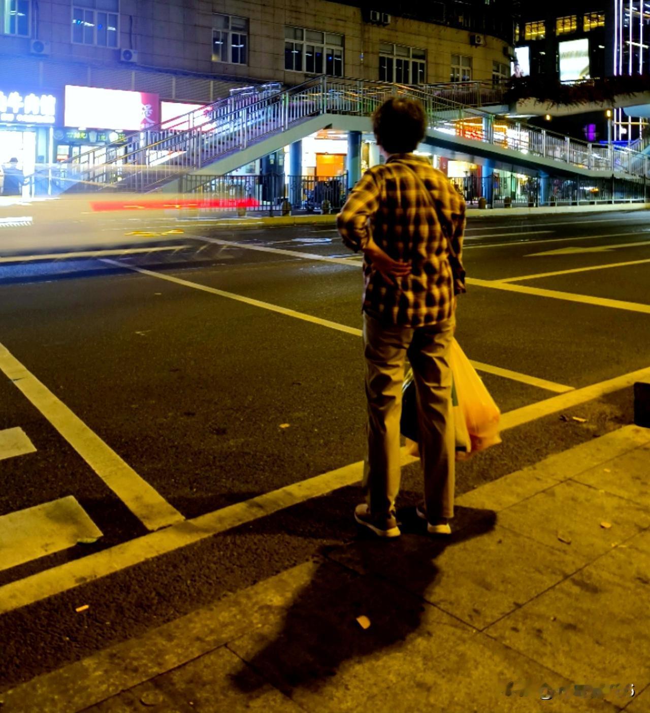 1等红灯的人
原创，夜幕下，一个女人正在等人行道红灯。场景非常有故事感，抓拍。长