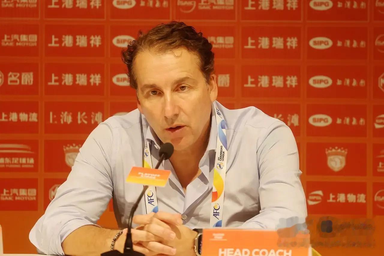 昨晚海港亚冠资格赛被淘汰出局后，上海海港球迷怒了，全场喊着丢人现眼。

主教练哈